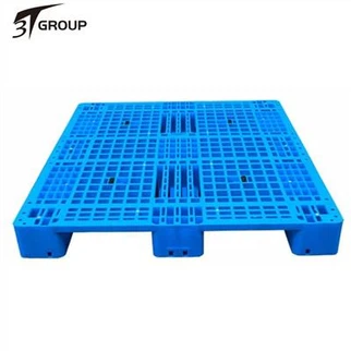 Paleta s plastičnimi regali